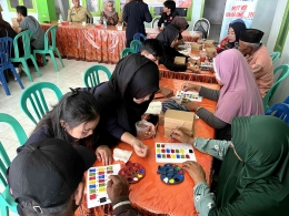 Pendampingan kepada kelompok sasaran olek tim ppk ormawa wisma gita pada program pojok literasi melukis, sumber: dokumentasi pribadi.