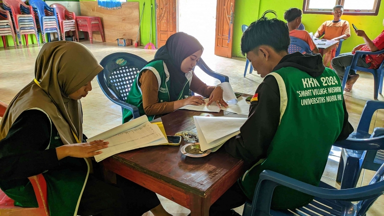 Mahasiswa Bersama Perangkat Desa/dokpri