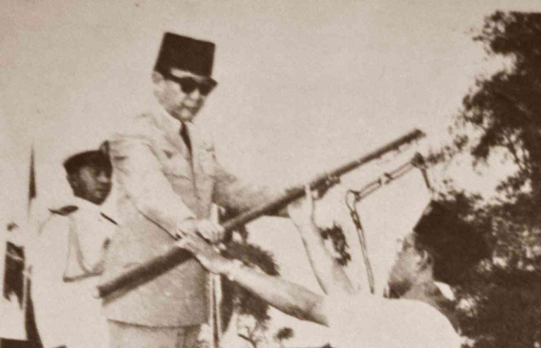 Penyerahan bendera dan Panji Pramuka dari Presiden Soekarno kepada Sri Sultan Hamengku Buwono IX (dok foto: pramuka.id/bendera dan panji)