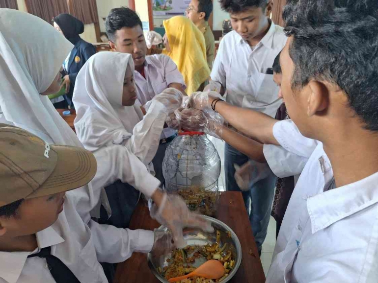 Foto 2. Siswa serta guru melakukan pembuatan cairan eco enzyme/dokpri