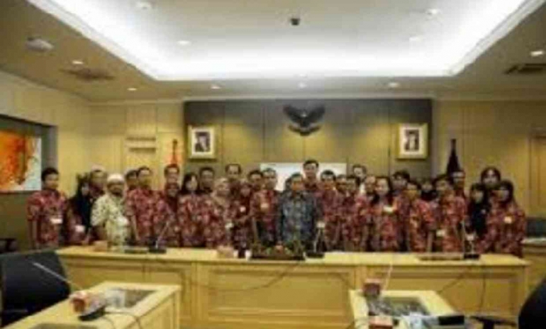 Omjay pakai batik putih dan peci putih
