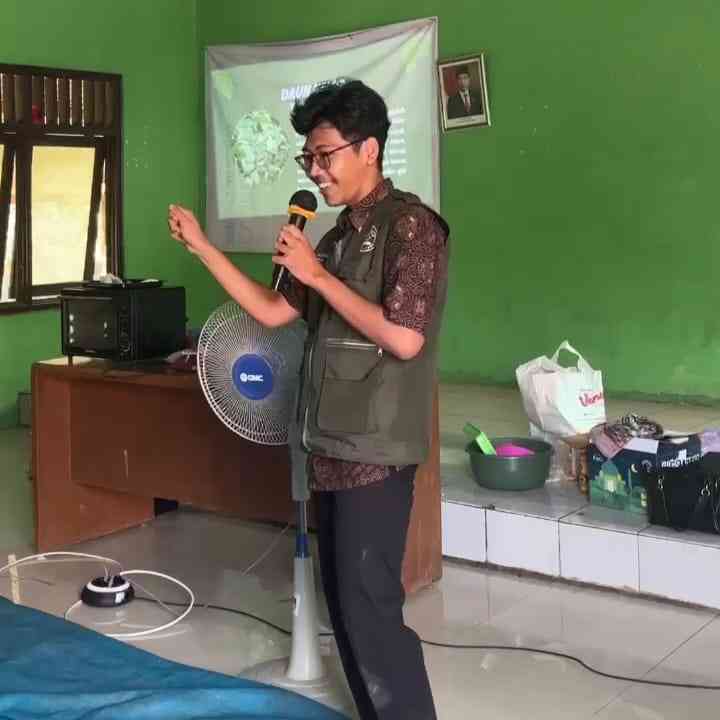 Ketua kelompok 51 KKN UIN Syarif Hidayatullah Jakarta(Muhammad Akmal), memberikan materi terkait pemanfaatan daun kelor (08/08/2024). Sumber : Pribadi