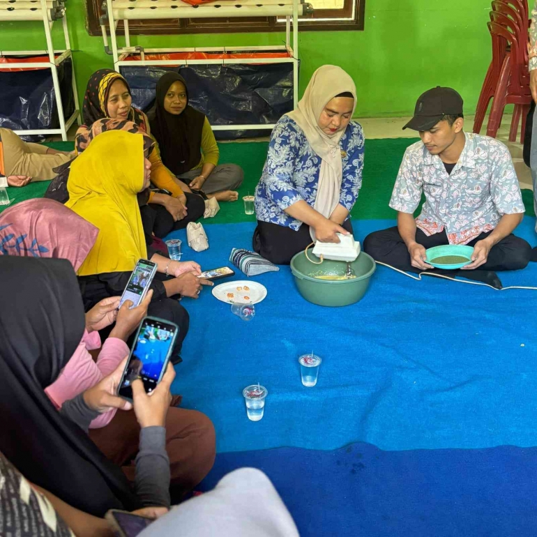 Kelompok 51 KKN UIN Syarif Hidayatullah Jakarta melakukan pembuatan cookies daun kelor di aula kantor Desa Bendungan (08/08/2024). Sumber : Pribadi