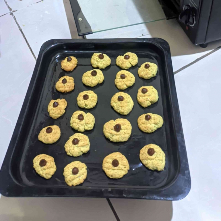 Hasil cookies daun kelor dengan toping choco chips (08/08/2024). Sumber : Pribadi