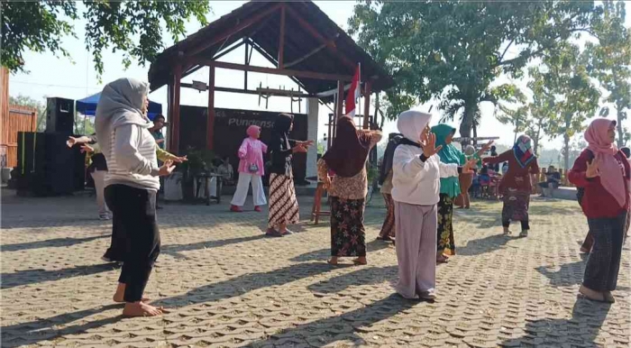 Berlatih tari Bali yang bisa diikuti semua pengunjung (Dokumentasi pribadi)