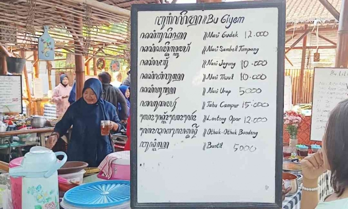 Daftar Menu dan harga dengan huruf jawa yang sudah kadaluarsa tapi tetap dipasang (Dokumentasi pribadi)