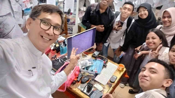 (Sumber pribadi) Ekspresi sukacita para physics freshmen angkatan 2024 di Laboratory of Elim Advanced Technology (EAT Lab)