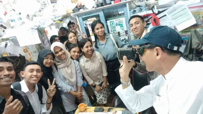 (Sumber pribadi) Diruang Maha suci lab EAT dengan para physics freshmen (angkatan baru prodi fisika, 2024).