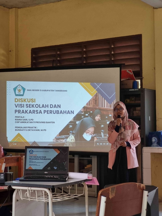 Foto saat memfasilitasi Diskusi Perubahan Visi SekolahSumber : Dokumen Riana sari