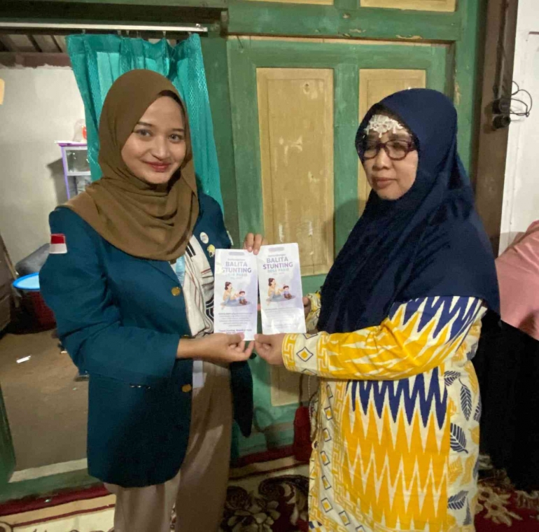 Penyerahan Leaflet Perkembangan Stunting Desa Pakis kepada Bidan Desa Pakis, Prapti Amani