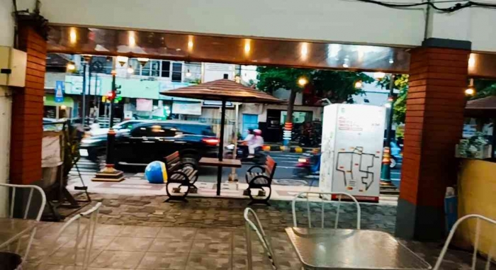 Menikmati Kuliner sambil memandang lalu lalang jalan di SFC (dokpri)