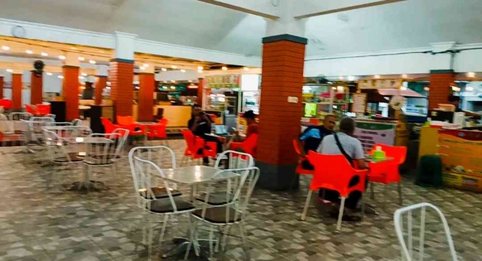 Sleko Food Court dengan lapak-lapak di pinggirnya, dan tengah meja kursi untuk menikmati kuliner (dokpri)