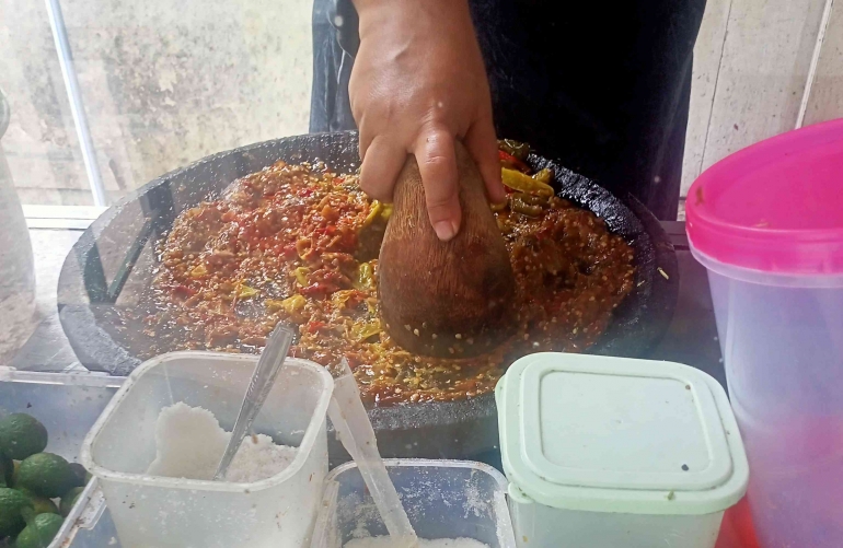 Mengulek sambel (dokumentasi pribadi)