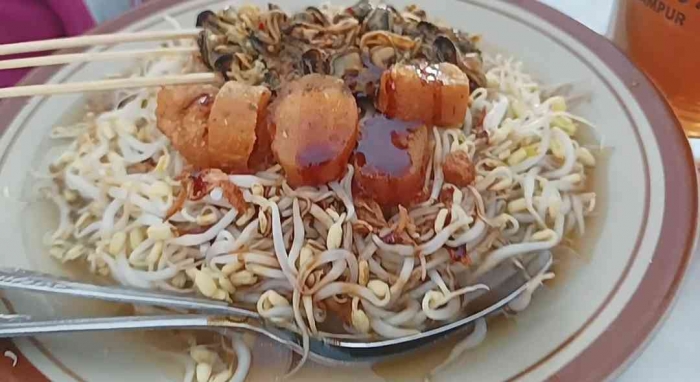 Lontong balap yang disajikan dengan tahu, tauge, lentho dan sate kerang di Sleko Food Court (SFC) Kota Madiun (dokpri)