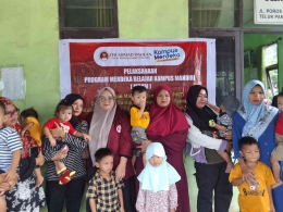 pemberian makanan tambahan (PMT)di Posyandu Sejahtera/dok. pri