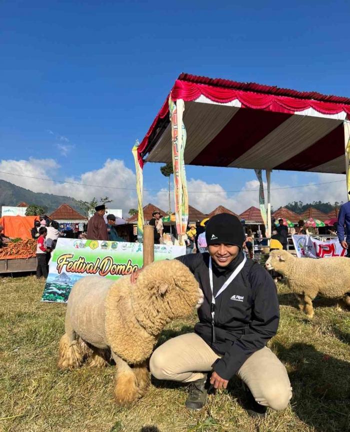 Cakepan mana, nih. Bundaaa..... sukanya iseng. Hehehe...(Dokpri Si bungsu)