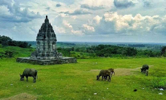 Cakat Raya dengan miniatur Candi Prambanan-nya di Kabupaten Tulang Bawang. (sumber: IDN Times)