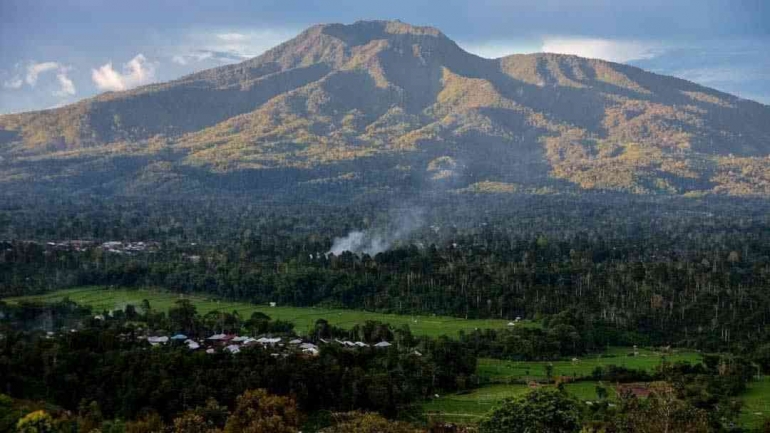 Gunung Pesagi adalah puncak tertinggi di Provinsi Lampung, dan letaknya di Kabupaten Lampung Barat. (sumber: Keliling Lampung)