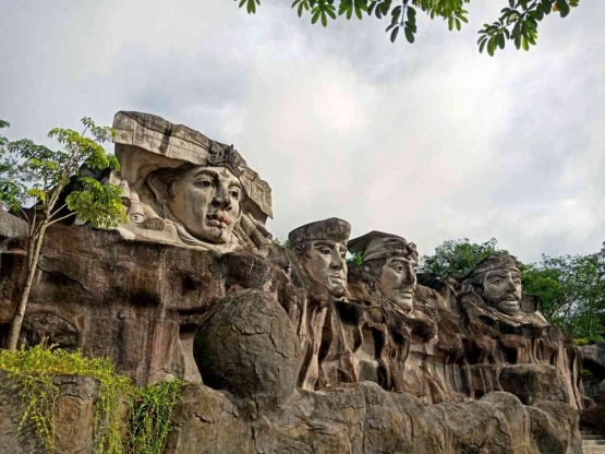 Monumen Megou Pak di Kabupaten Tulang Bawang Barat. Apakah mirip Cadas Hokage di serial Naruto? (sumber: Keliling Lampung)