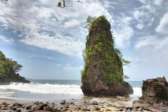 Pantai Batu Tihang yang indah di Kabupaten Pesisir Barat. (sumber: ANTARA News Lampung)