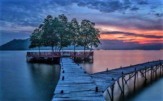 Pantai Dewi Mandapa, wisata alam bahari indah di Kabupaten Pesawaran. (sumber: Rumah123)