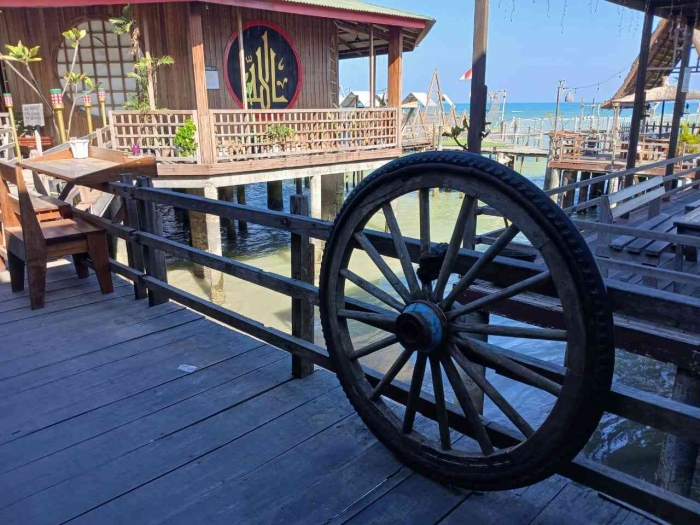 Mushola di Restoran Asela dengan arsitektur bergaya Thionghoa (dokpri)