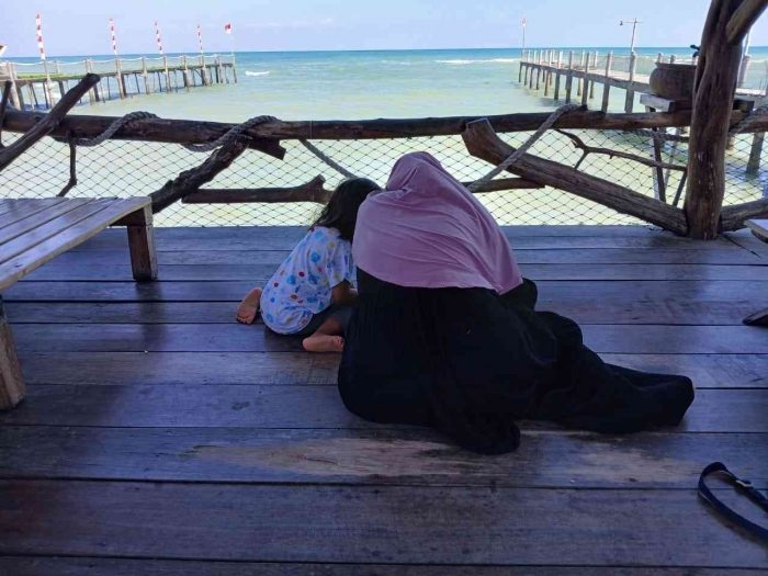 Main sama Uti saat mama sholat (dokpri)