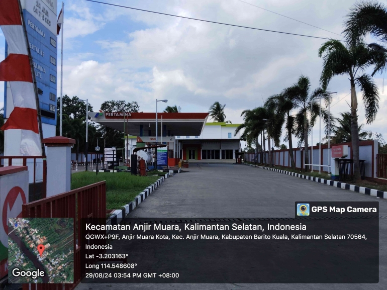 https://play.google.com/store/apps/details?id=com.gpsmapcamera.geotagginglocationonphoto