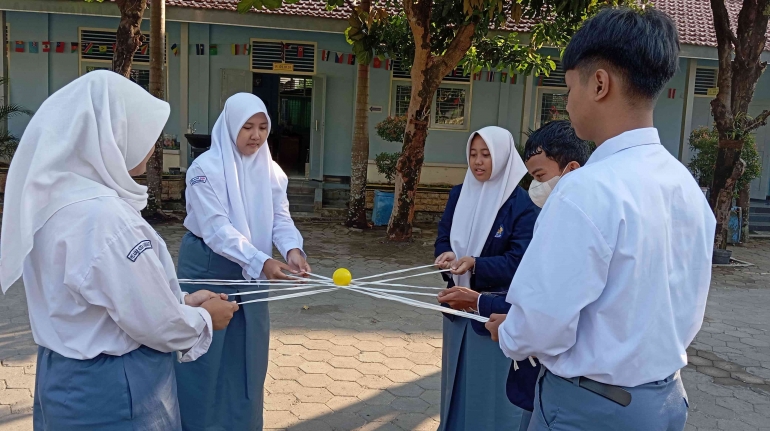 Api Rafia Sitpur Meningkatkan Kerja Sama melalui Permainan Estafet Bola Rafia, Menyusun ...