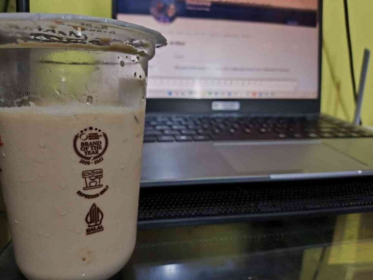 Ilustrasi konsumsi kopi kekinian untuk mood booster harian. Foto: dokumentasi pribadi/choirunnisa