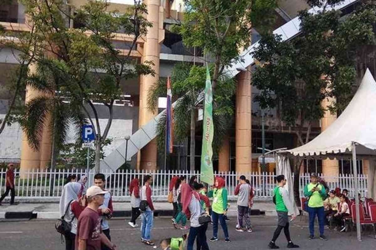Warga berjalan kaki. (foto Akbar Pitopang)