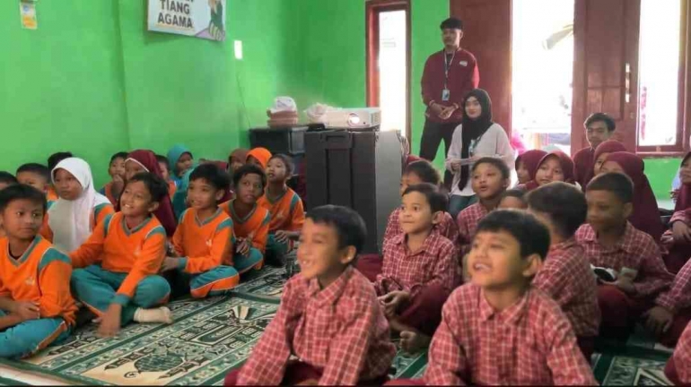 Antusiasme Siswa Mengikuti One Day One Coin (dokpri)