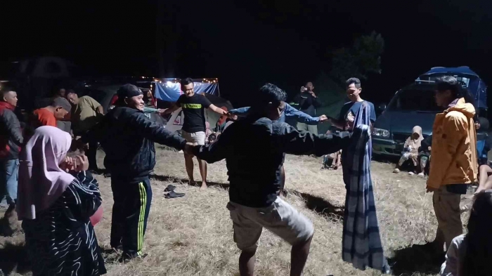 Lomba estafet sarung bapak-bapak Camper Van (dokpri)