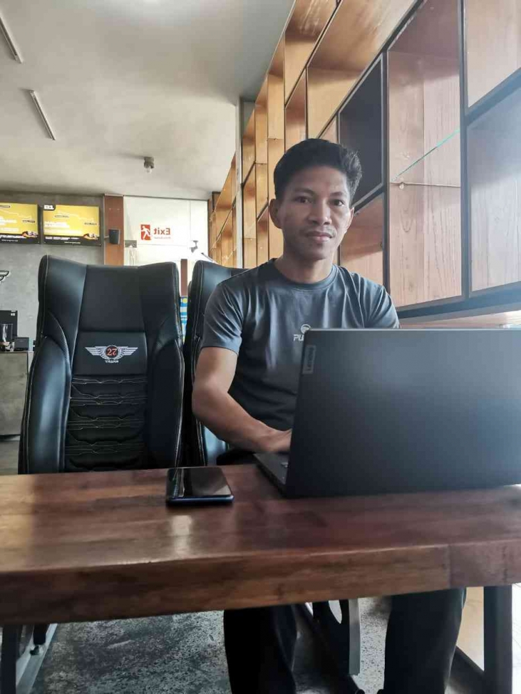 Menulis di ruang tunggu Bus 27 Trans | Sumber: Dokumen pribadi/Billy