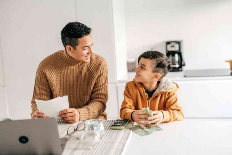Ngobrol dengan anak tentang uang jajan, ajarkan konsep berbagi yang benar. (via temannyamymoneysense.com)