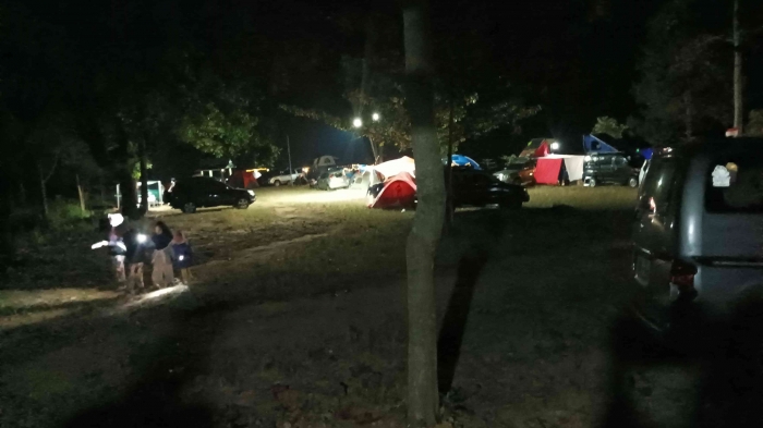 Kenapa baru sekarang terlihat kalau itu sebuah perkemahan. Dan kenapa tadi tidak ada suara sama sekali?(Dokpri)