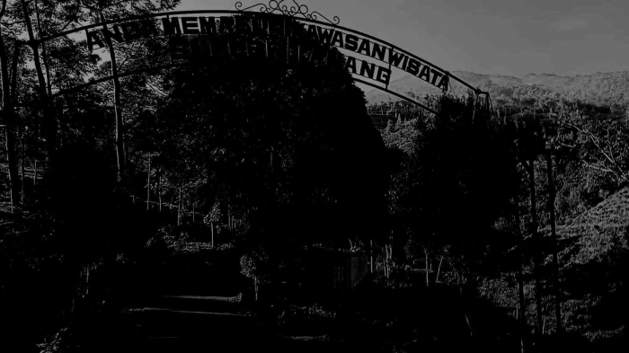 Masuk gapura tapi tulisannya kurang jelas terbaca(dokpri)