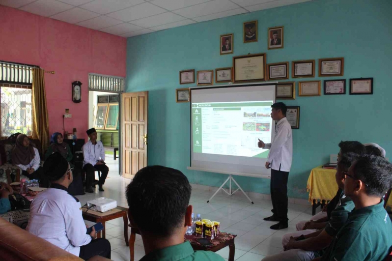 Foto ketika pemaparan Adiwiyata di SMP Indah Makmur oleh Bapak Catur. Sumber : SMP IM.