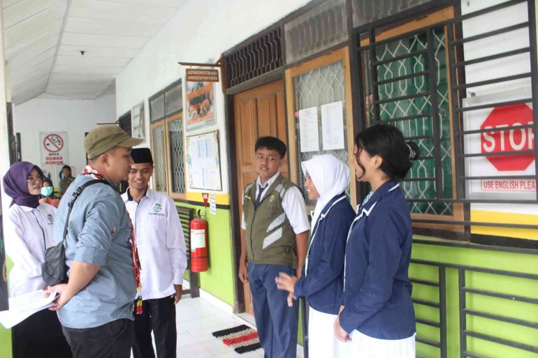Foto ketika pengecekan lapangan oleh tim KLHK dan tim DLH Adiwiyata di SMP Indah Makmur. Sumber : SMP IM.