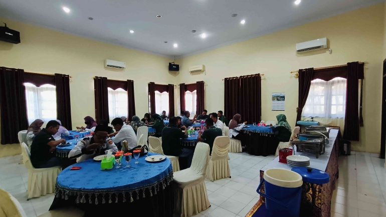 Foto ketika makan bersama di Training Center AStra bersama tim Adiwiyata dan Bapak Adm. beserta staf jajaran. Sumber: SMP IM.