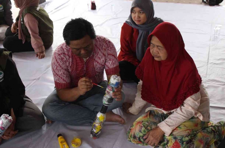 Dokumentasi Media PPK Ormawa HIMFA UMY Terapi Okupasi (Kegiatan menghias karya ecobrick)