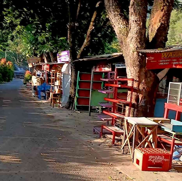 Lapak kuliner di kanan kiri jalan menuju kolam renang Sumber Lanang(dokpri)