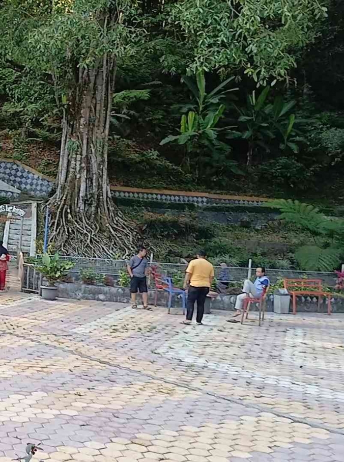 Duduk-duduk di dalam lokasi sumber lanang (dokpri)