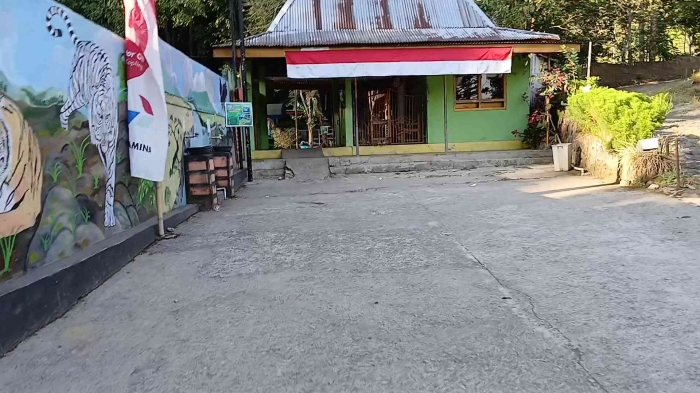 Tadi malam, rasanya bangunan ini merupakan pendopo yang terletak di ketinggian(dokpri)