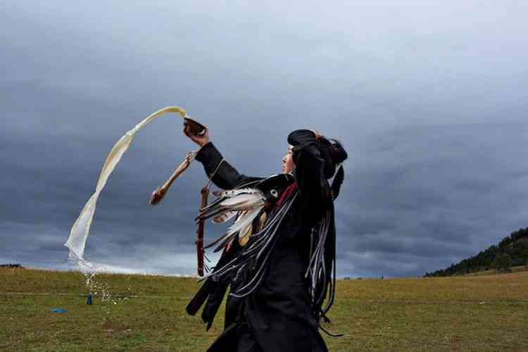 aksi pawang hujan/sumber gambar travel kompas