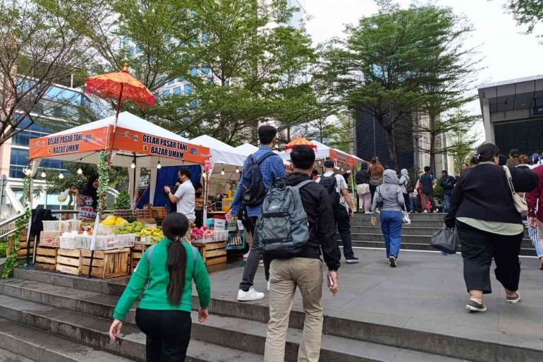 Bazar UMKM yang difasilitasi tempat tapi dengan harga jual yang lebih mahal (foto: widikurniawan)