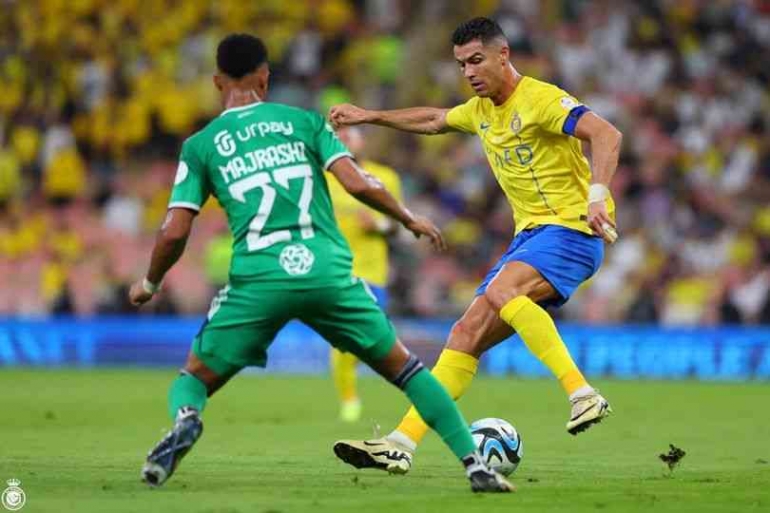 Aksi Cristiano Ronaldo dalam laga Liga Arab Saudi antara Al Ahli vs Al Nassr, Sabtu (16/3/2024). (c) Al Nassr Official via bola.net