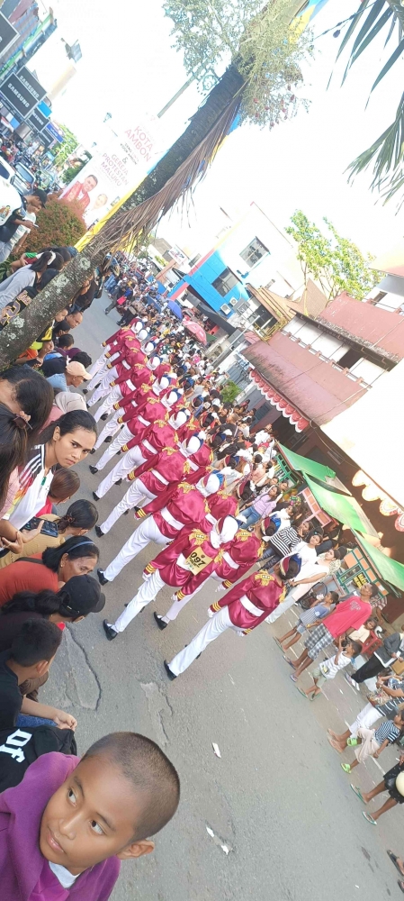 (sumber pribadi) salah satu grup peserta yang memasuki garis finish di Jl. A.Y. Patty di dekat kantot kota madya ambon.