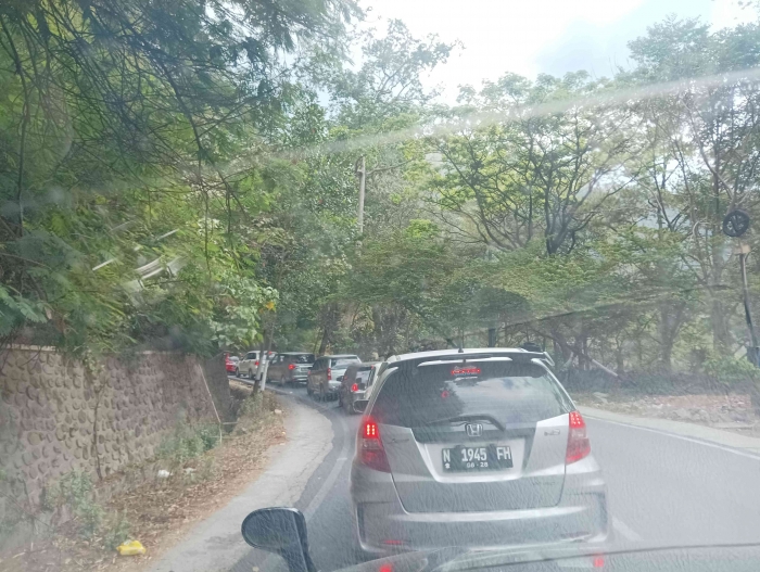 Arah Pujon Macet total, tapi jalur sebaliknya lengang. Saatnya putar balik saja(dokpri)