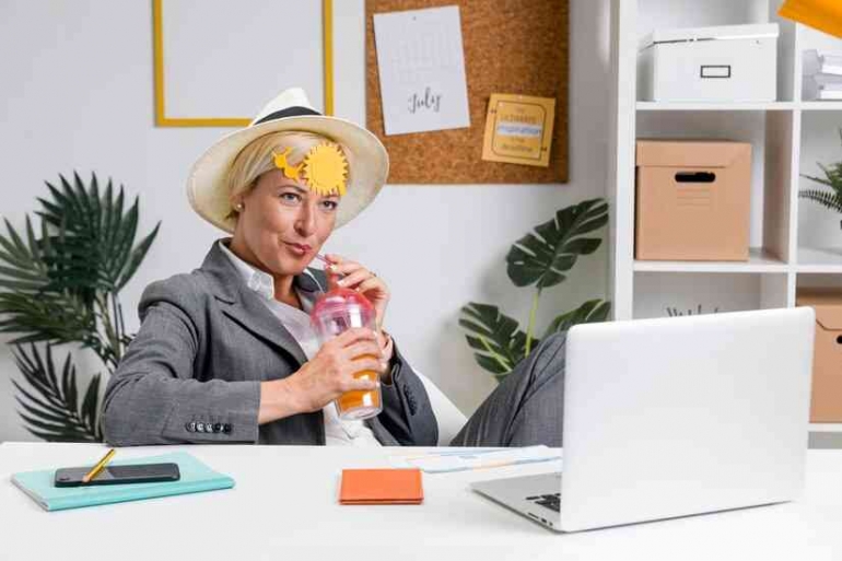 Ilustrasi menikmati segelas minuman dingin untuk mengembalikan semangat kerja. Foto: freepik.com/freepik